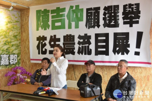 農民林一民、張文進、張永宜陪張嘉郡召開記者會批評陳吉仲漠視農民權益。