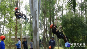 南華大學建景系20加冠攀樹體驗慶成年，爬一尺高一吋探索大自然