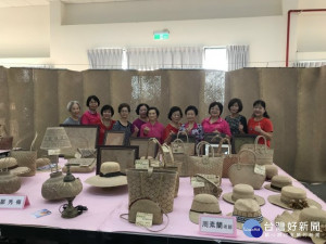 
大甲區西岐里藺草文化成果展暨維護家園登革熱防治宣導活動，編織老師在場介紹精心編織作品。（記者陳榮昌攝）
