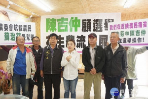 針對農委會主委陳吉仲陪同對手陣營澄清未開放花生進口，卻暗指有幕後黑手操作，張嘉郡呼籲不要為選舉操弄議題，請嚴肅面對農民的痛苦，不要藉機抹黑他人。