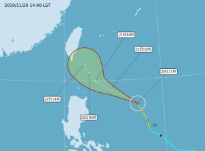 中央氣象局表示21日起受颱風外圍環流影響，東半部及北部雨勢將越晚越大，同時氣象局也不排除在21日上午發布海上颱風警報。（圖／中央氣象局）