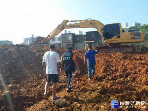 楊梅區富岡里新明街171號對面空地，遭傾倒廢土情形。圖／市議員涂權吉提供

