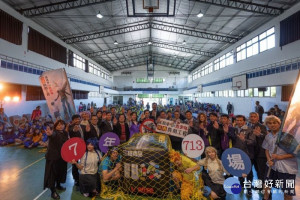 市長與紙風車劇團、凌雲國中師生合影
