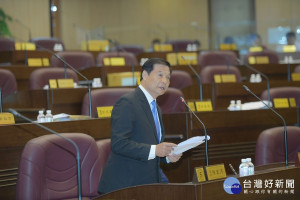 市議員陳萬得砲轟市長鄭文燦在日前對議員的答詢中，指平鎮車站設在東周鋼鐵廠將無道路一說，是倒果為因。(圖／桃園市議會提供)