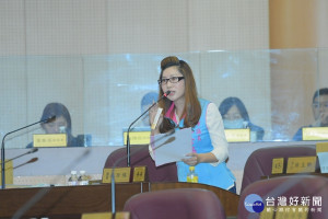 市議員朱珍瑤在總質詢表示，收費系統因權利金問題，市府收入與目前委外人工收費相差無幾，如同作「白工」。(圖／桃園市議會提供)
