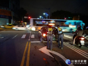 一部拋錨的故障汽車，剛好平鎮警分局員警巡邏經過，二話不說立即幫忙推車解圍、協助駕駛脫困，
