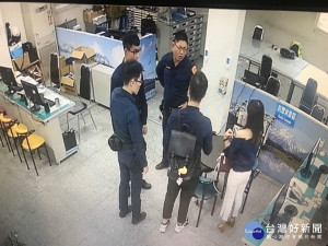 香港籍旅客遺失護照及手機，龍潭警分局中興派出所調閱監視器循跡細心找回。