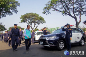 嘉義縣警察局警用車輛汰舊換新，縣長翁章梁授車校閱