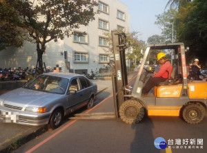 汽車卡在人行道動彈不得　警協助脫困