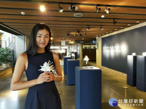 「花譜FLORILEGIUM—李如詩創作個展」，87件作品即日起至12月29日止在陶博館B1陶藝長廊展出