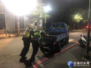 小貨車故障停路中　警即時協助排除