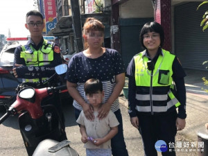 男童迷途嚎啕大哭　暖警牽手尋親