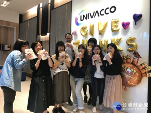 歡慶感恩節岱稜科技全員吃炸雞。