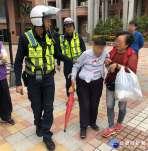 阿嬤腿部受傷，暖警一路護送回家。