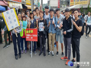 太平警方美女宣導團向大學生宣導。林重鎣攝