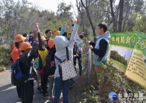 南投林區管理處邀請四湖三崙國小師生、家長及周邊社區民眾，走訪保安林與大自然互動，領略保安林多元的惠益，並了解其重要性，進而反思面臨之生態問題。