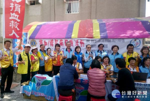 國際獅子會300D1區舉辦「捐血暨糖尿病篩檢」活動，吸引近兩百位鄉親挽袖捐輸熱血，希望透過捐血救人及血糖篩檢，幫助民眾自我健康管理。