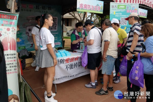 共同關懷愛滋及重視愛滋防治議題，桃園市政府衛生局於職場、學校、社區等場域進行愛滋防治衛教宣導。