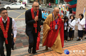 2019藥師佛文化節30日於板橋體育館登場，副市長謝政達、民政局長柯慶忠等與信眾共同祝禱祈福。