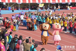 親子運動嘉年華創意進場。