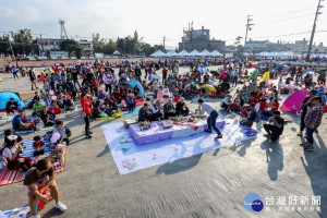 「2019桃園仙草花節」進入第二周「瘋狂饗宴」主題，30日下午舉辦「瘋狂下午茶」野餐活動。

