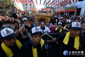 樹林濟安宮五朝清醮大典1日舉辦踩街嘉年華，市長侯友宜扶鸞起轎後，隊伍遶境樹林區植福祈安