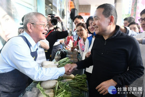 新北市與雲林縣合作的「新北享家Bar台」雲林週展售會，1日在遠百板橋中山店熱鬧開賣，侯友宜市長到場推銷