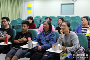 金山與三芝分館，特別為地方居民打造專屬的「VIP電影院」，12月起只要揪團5人以上，便能預約圖書館的視聽室成為專屬包廂