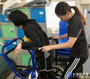 原本從事烘培工作的小茵，透過勞動部照顧服務就業獎勵的協助，並經由虎尾就業中心培訓推介，成功轉職擔任照服員。