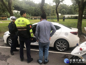 潭美派出所洪姓、楊姓、吳姓警員等3人尋獲昏迷男子及自小客車（圖／台北市警察局內湖分局提供）