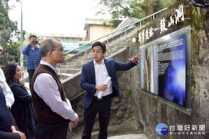 高市副市長葉匡時參訪鼓山洞周邊軍事遺址。