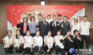 農委會江文全科長（中排左三）、穀研所景虎士董事長（中排左四）、台北市糕餅商業同業公會張國榮榮譽理事長（中排左五）與參賽隊伍合影。