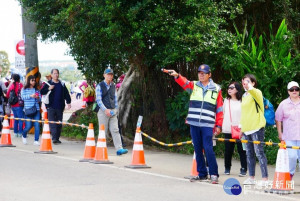 幕後無名英雄守護仙草花田，在活動期間園區維持交通順暢、環境清潔，從市府到地方共同攜手守護而成。