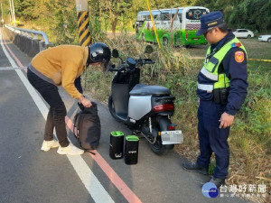 男子電動車沒電受困台三線　幸遇警協助脫困（圖／頭份警分局提供）