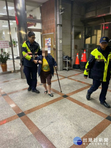 員警怕老婦受寒便趕緊為老婦披上警用外套保暖