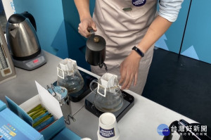 在信義商圈寒冷街頭，知名咖啡品牌舉辦手沖沖泡咖啡派對，與民眾共同慶祝聖誕節即將來臨。（圖／麥斯威爾提供）