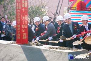 市長與貴賓一同持鏟動土