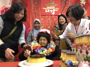 
光田綜合醫院大甲院區九日提早三天為百歲人瑞鄭陳秀餐慶生，獻上布丁蛋糕，及經過媽祖廟過火庇佑的手環和營養品，祝福阿嬤平安健康，場面快樂溫馨。（記者陳榮昌攝）


