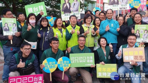 台灣水牛伯前行政院長游錫堃週末專程來到雲林為立委蘇治芬助選，並與蘇治芬一起站在車水馬龍的虎尾街頭，向往來鄉親致意。