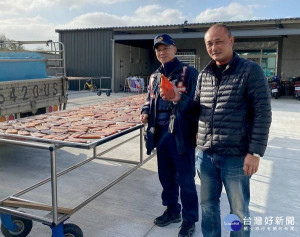 冬至前後為烏魚子生產高峰期，北港警方推出「烏魚子巡護專案」，除增加生產業者的巡邏班次及防竊宣導，還與業者合作編織「烏金」守護網。（記者陳昭宗拍攝）