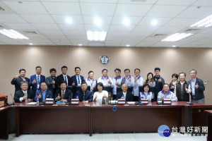 市長黃敏惠率市府團隊接待高雄市建築經營協會「建築園冶獎」團隊 共推建築美學