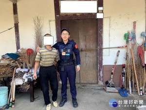 男子呆坐路旁　熱心警協助返家（圖／大湖分局提供）