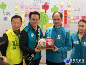 水牛伯 送「必勝達摩」祝莊競程當選