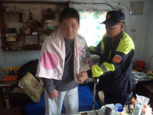 男子在家中不慎摔倒　警適時協助避免憾事發生（圖／白沙分局提供）