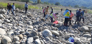 為讓石門水庫下游沿岸能更加乾淨，大溪區內柵水環境巡守隊進行淨溪。
