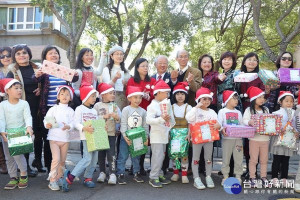 環球科大幼兒園小朋友們裝扮耶誕老公公，合力與來賓將耶誕禮物送上專車，將贈送給雲林家扶中心、台東家扶中心及馬來西亞，為社會帶來溫暖與愛。