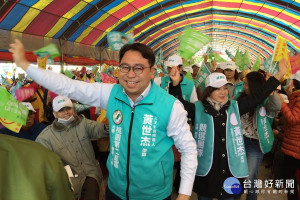 桃園市立法委員第二選區（大園、觀音、新屋、楊梅）候選人黃世杰於梅競選總部成立時向選民爭取支持。