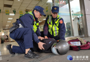 平鎮警分局舉辦金融機構宣導防搶作為及遭遭遇搶劫時的反應技巧演習。