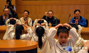 市府員工幼兒園幼生11日於市政會議中，獻「聲」報佳音並送上手作祝福小物給市長及在場局處首長，為會議場合增添溫暖氣息。