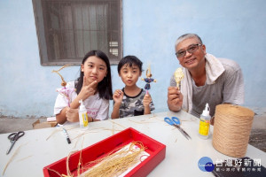 東豐休閒農業區推出鉛筆稻草人DIY，讓親子體驗一起動手作的樂趣。（圖／記者王丰禾攝）